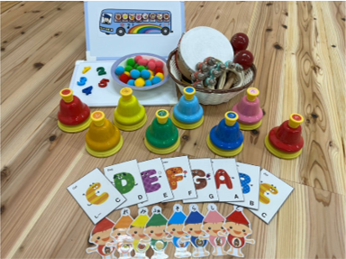 ベル、カードなどの教材