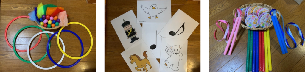 輪投げ、カード、タンブリンの写真